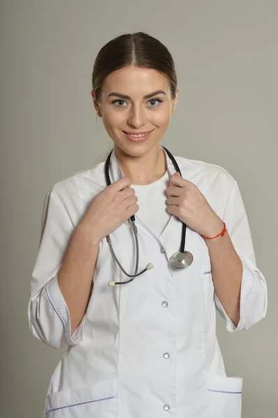 Medico donna con stetoscopio — Foto Stock