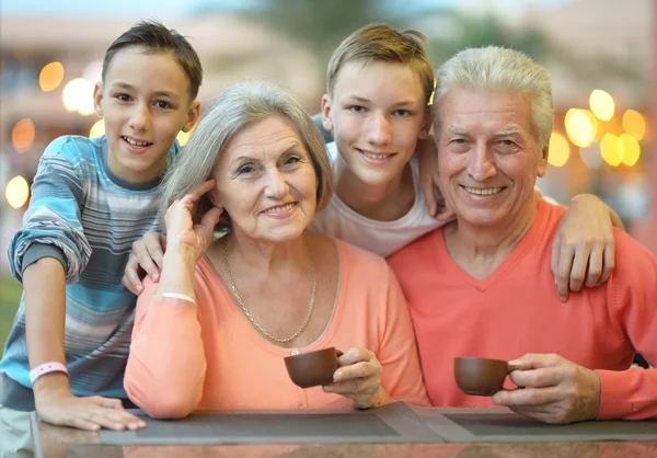 Lycklig familj på frukost — Stockfoto