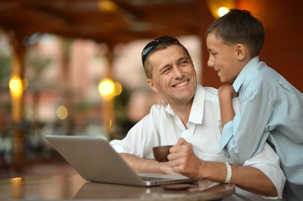 Pai e filho com laptop — Fotografia de Stock