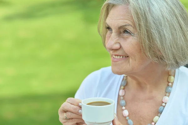 Mulher idosa com café — Fotografia de Stock