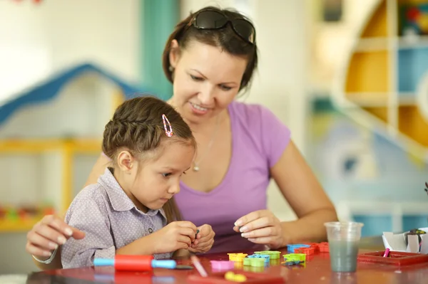 Menina brincando com a mãe — Fotografia de Stock