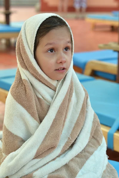 Klein meisje bedekt met handdoek — Stockfoto