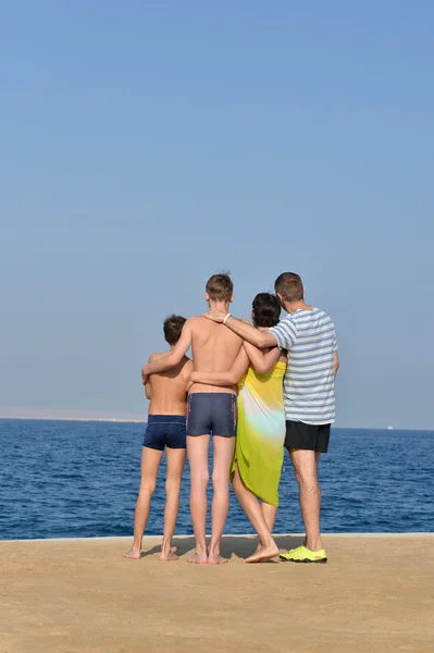 Familia feliz en la playa — Foto de Stock