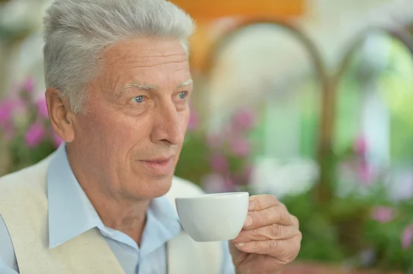 Homem idoso com xícara de café — Fotografia de Stock