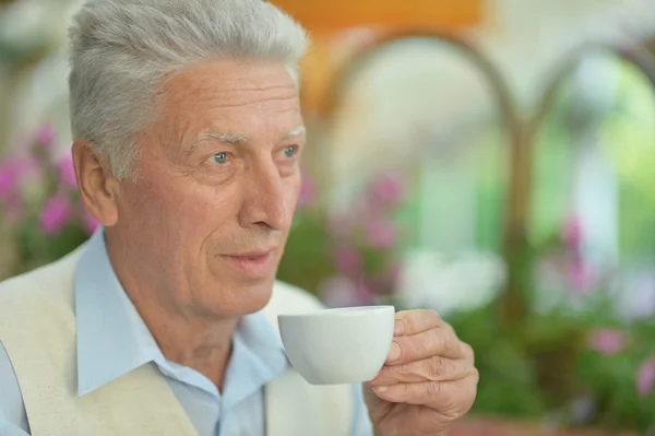 Älterer Herr mit Tasse Kaffee — Stockfoto