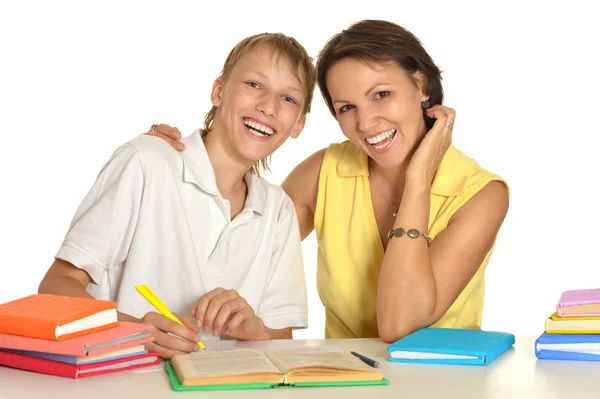 Mor och son gör läxor — Stockfoto