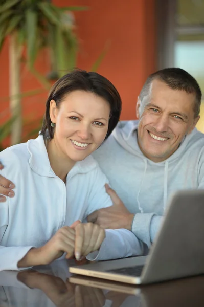 Lykkelig par med bærbar datamaskin – stockfoto