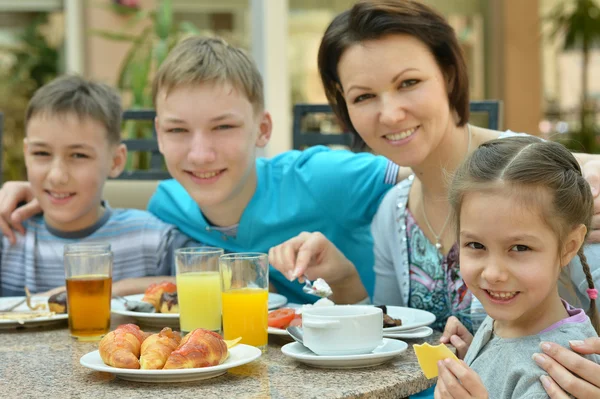 Mãe e filhos no café da manhã — Fotografia de Stock