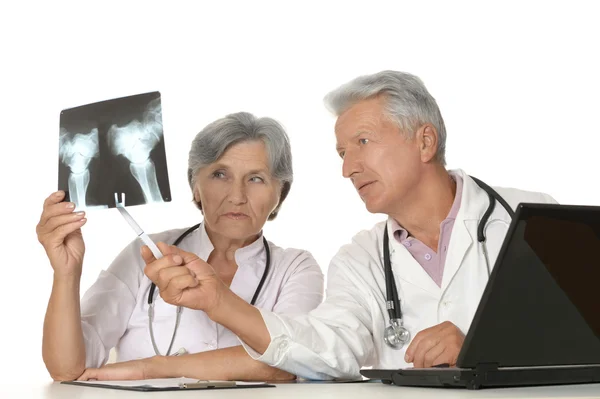 Médicos con estetoscopios mirando rayos X — Foto de Stock