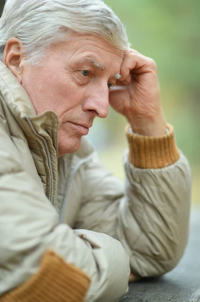 Thoughtful elderly man in autumn — Stock Photo, Image