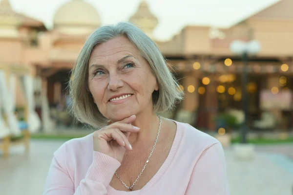 Mujer madura sonriente —  Fotos de Stock