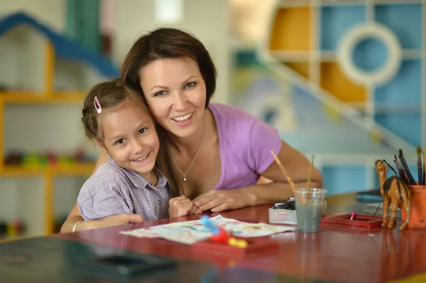 Petite fille peinture avec mère — Photo