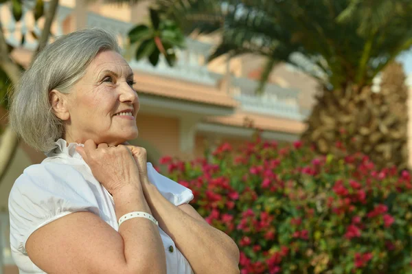 Senior woman at resort vacation — Stock Photo, Image