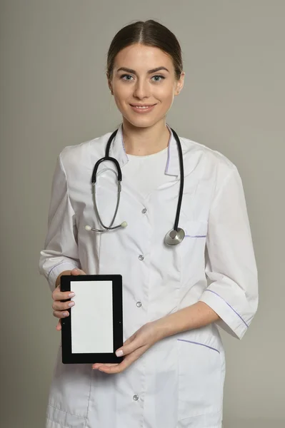 Kobieta lekarz z komputera typu tablet — Zdjęcie stockowe