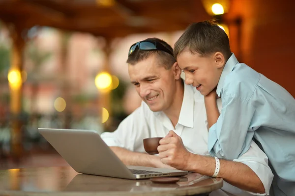 Отец и сын с ноутбуком — стоковое фото