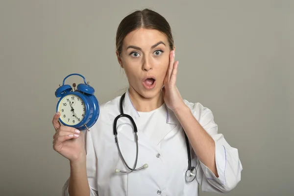 Médecin féminin avec horloge — Photo