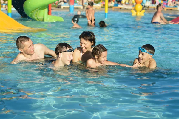 Familia relajarse en la piscina — Foto de Stock