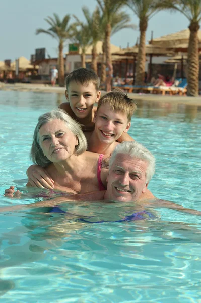 Avós com netos na piscina — Fotografia de Stock