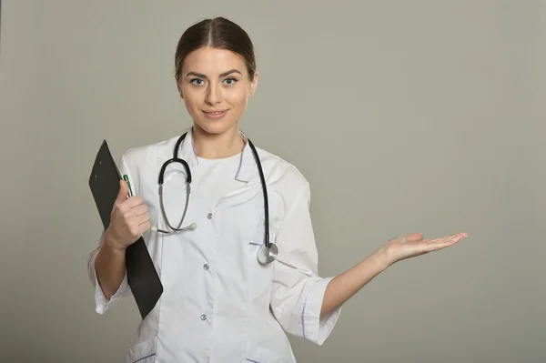 Medico femminile con appunti — Foto Stock