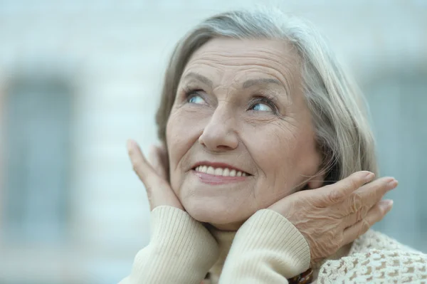 Senior vrouw buiten — Stockfoto