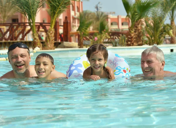 Familia relajarse en la piscina — Foto de Stock