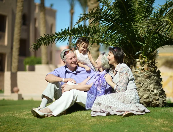 Família em resort tropical — Fotografia de Stock