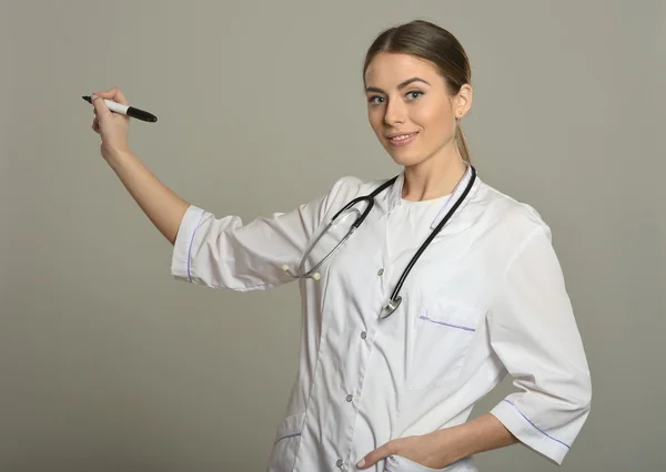 Médico femenino con rotulador —  Fotos de Stock