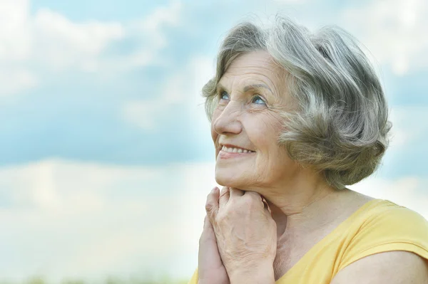 Seniorin im Hintergrund des Himmels — Stockfoto