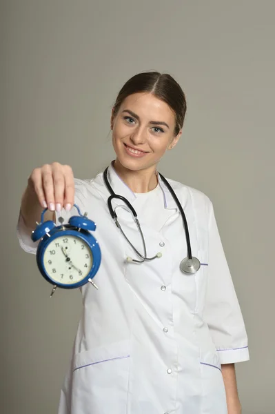 Female doctor with clock — Stock Photo, Image
