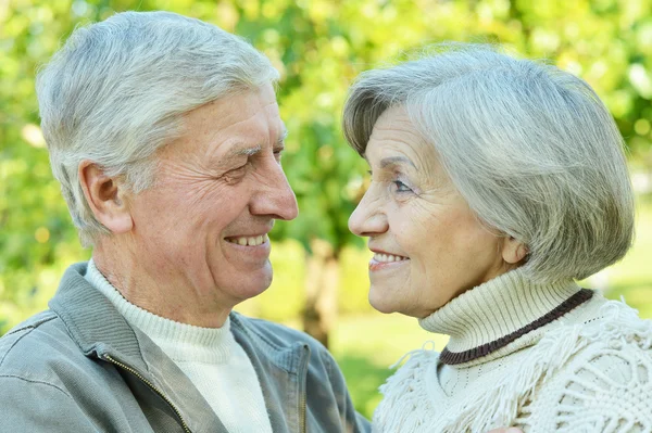 Senior par i höstparken — Stockfoto