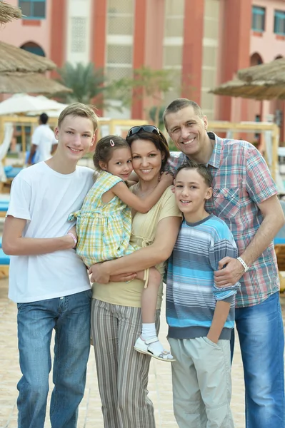 Família relaxante no resort de férias — Fotografia de Stock