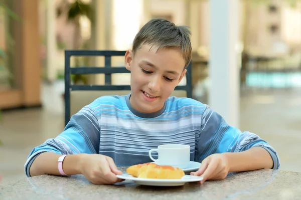 Gelukkige jongen bij het ontbijt — Stockfoto