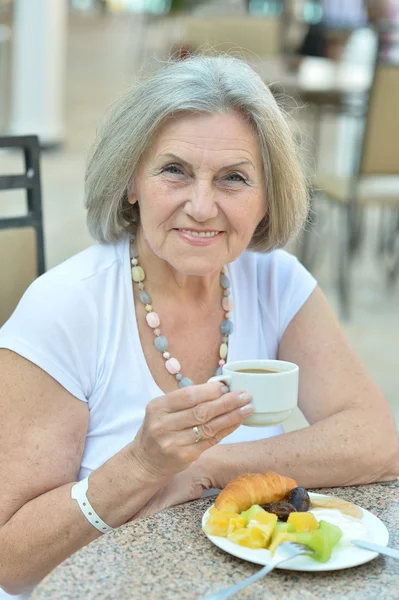 Krásná starší žena v kavárně — Stock fotografie