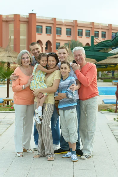 Familie ontspannen op vakantie-resort — Stockfoto