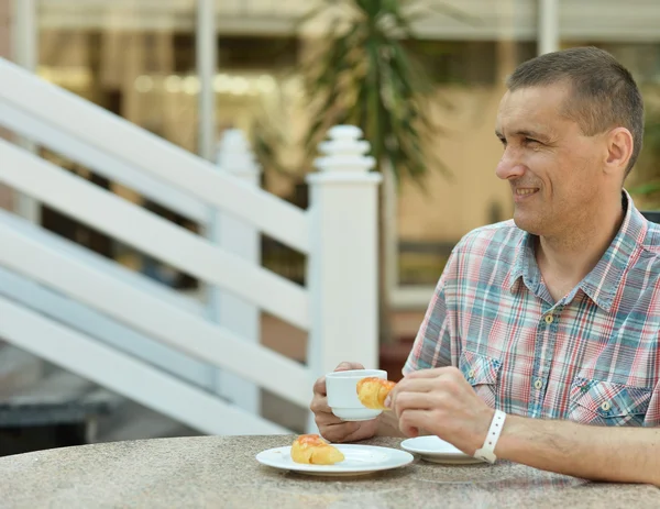 Stilig man på frukost — Stockfoto