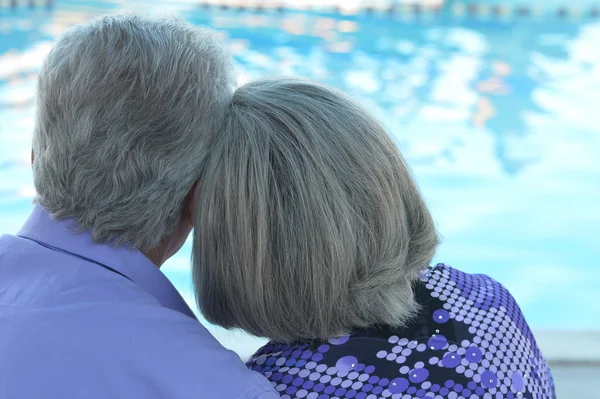 Gärna äldre par nära pool — Stockfoto