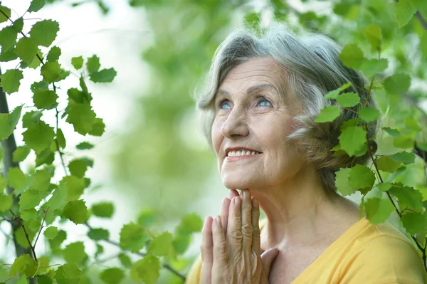 Seniorin im Park — Stockfoto