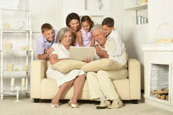 Lykkelig familie med barn og bærbar PC – stockfoto