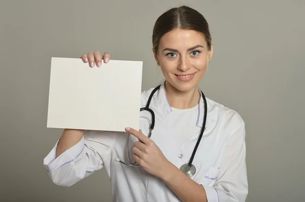 Médica com lista branca — Fotografia de Stock