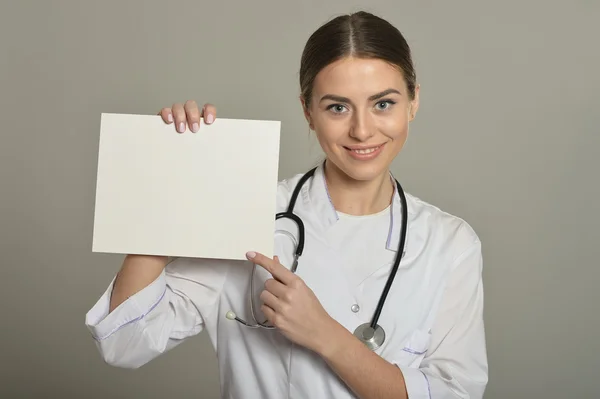 Medico donna con lista bianca — Foto Stock