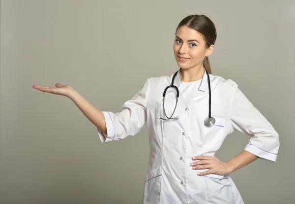 Doctor muestra espacio de copia vacío —  Fotos de Stock