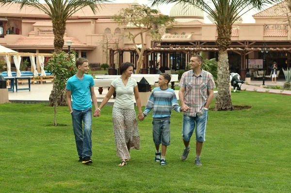 Family in tropical ressort — Stock Photo, Image