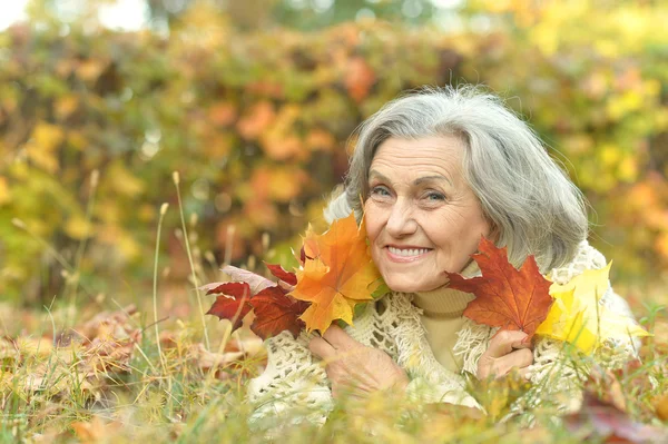 Senior woman in autumn park — Stock Photo, Image