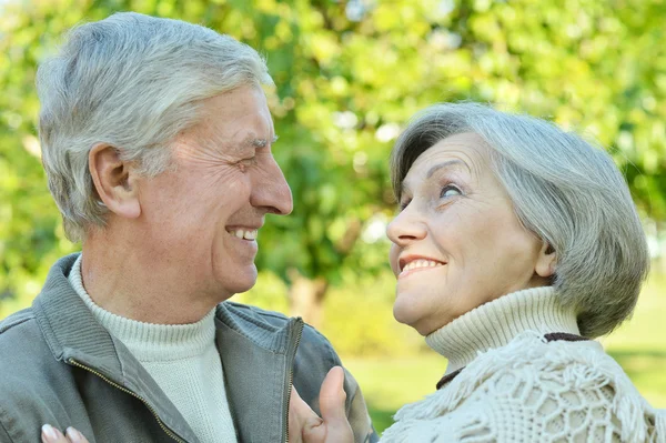 Senior par i höstparken — Stockfoto