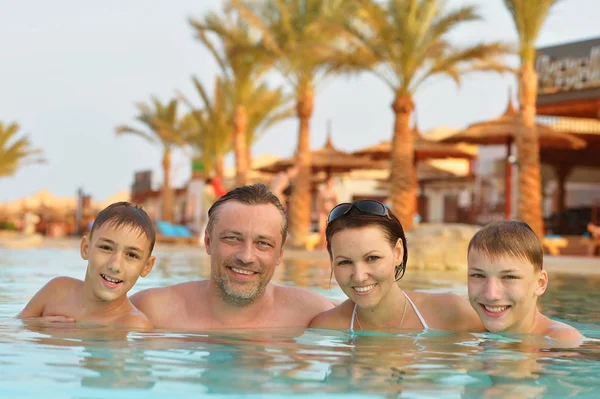 Familie ontspannen in het zwembad — Stockfoto