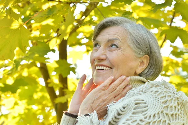 Senior woman in autumn park — Stock Photo, Image