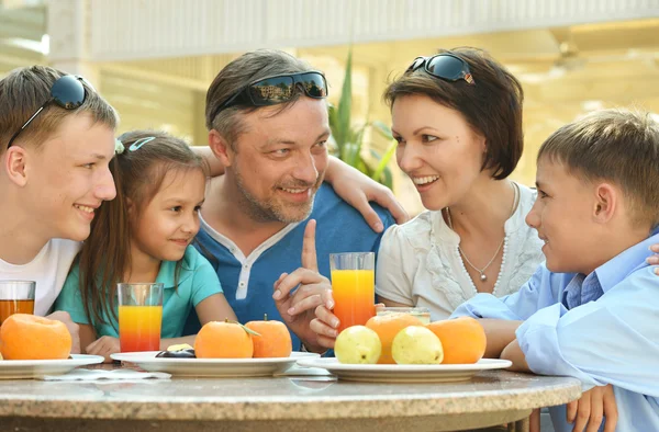 Lycklig familj på frukost — Stockfoto