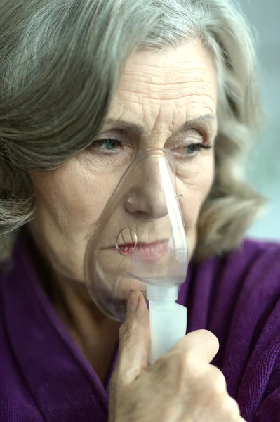 Seniorin mit Inhalator — Stockfoto