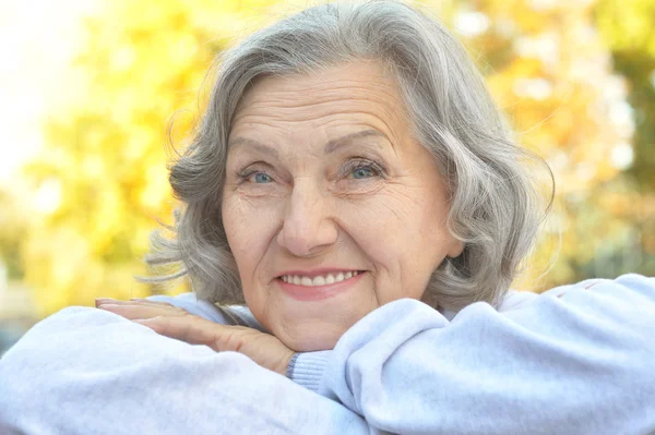 Senior woman in autumn park — Stock Photo, Image