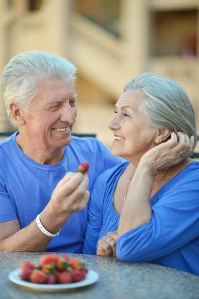 Pareja madura comiendo bayas — Foto de Stock